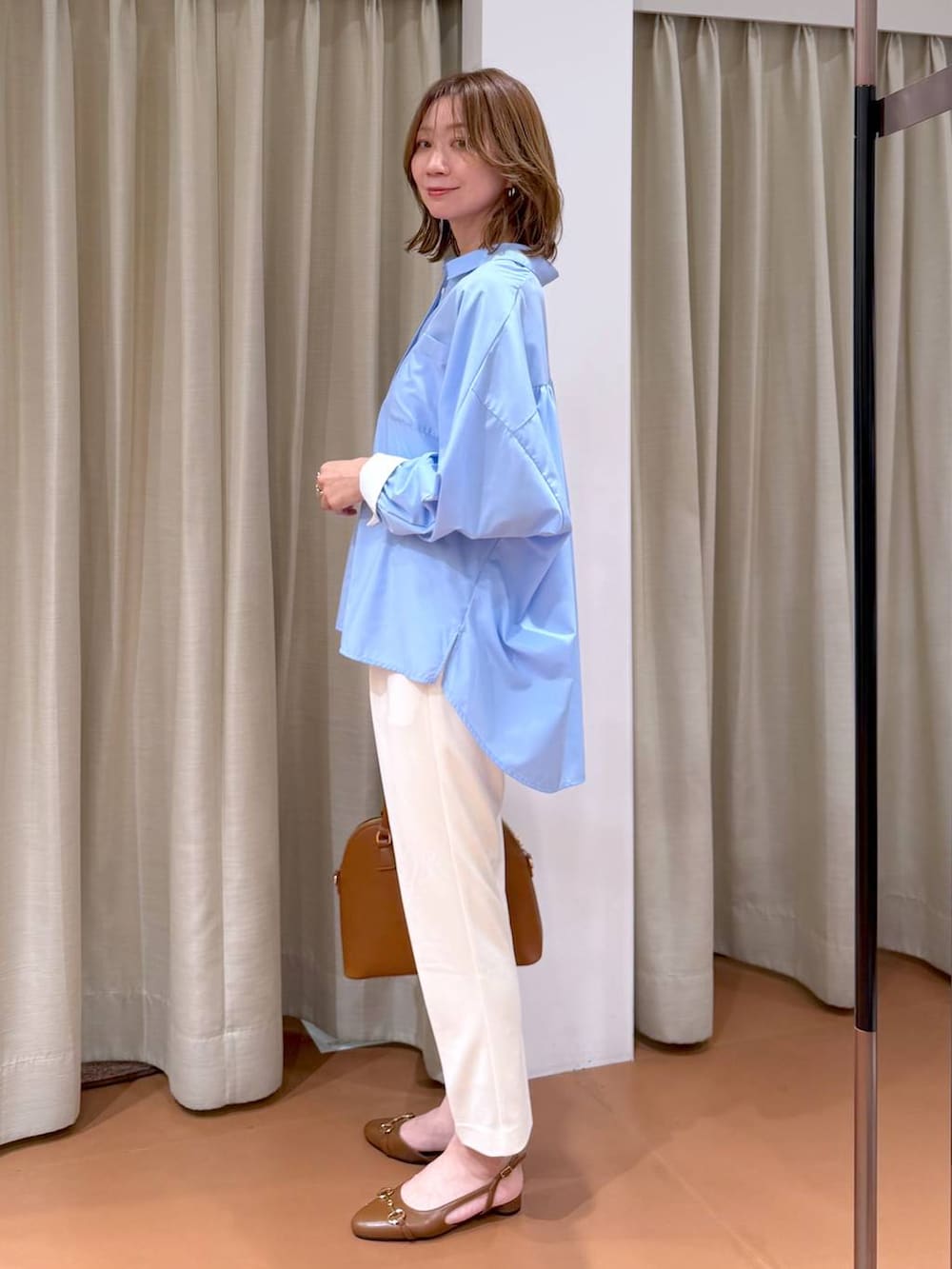 ホワイト系のその他パンツ、イエロー系のハンドバッグ、ブルー系のシャツ/ブラウスを着用したレディースの春コーディネートの3枚目の写真