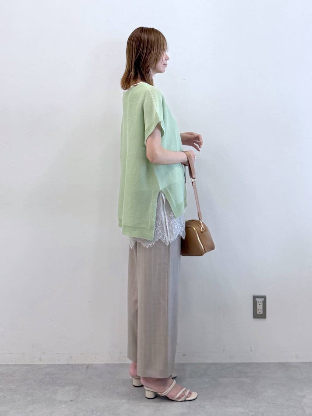 ホワイト系のサンダル、ベージュ系のその他パンツ、ホワイト系のTシャツ/カットソーを着用したレディースの春コーディネートの5枚目の写真