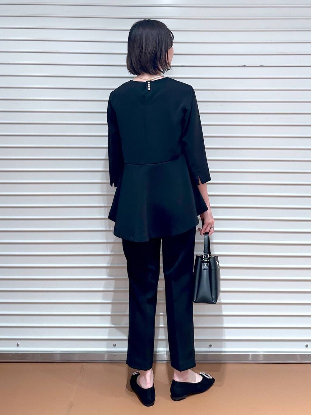 ブラック系のその他パンツ、ブラック系のシャツ/ブラウス、ブラック系のハンドバッグを着用したレディースの春コーディネートの4枚目の写真