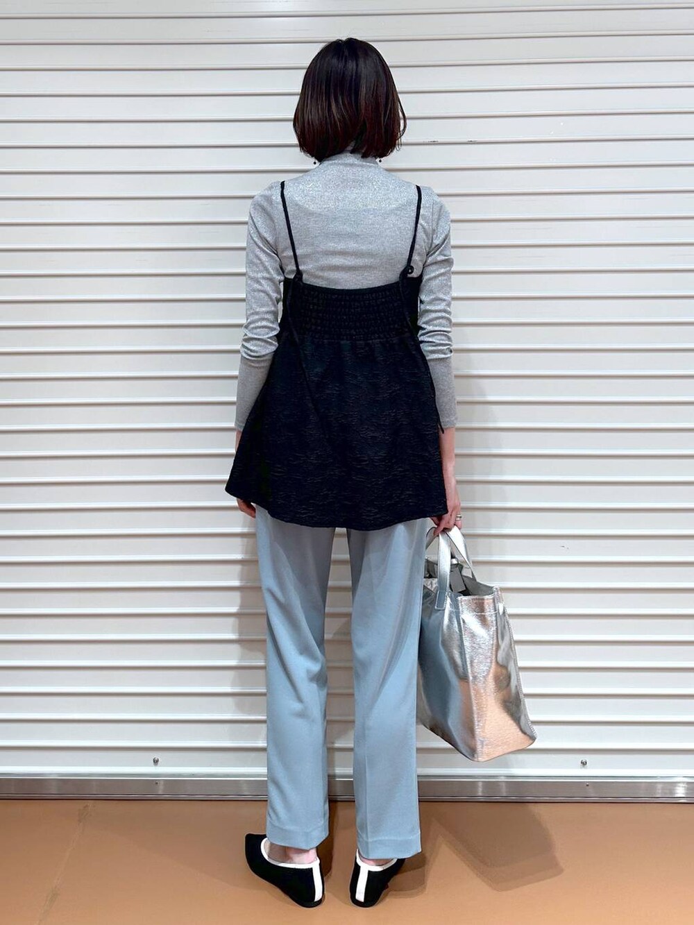 ブラック系のパンプス、グレー系のTシャツ/カットソー、グリーン系のその他パンツを着用したレディースの春コーディネートの5枚目の写真