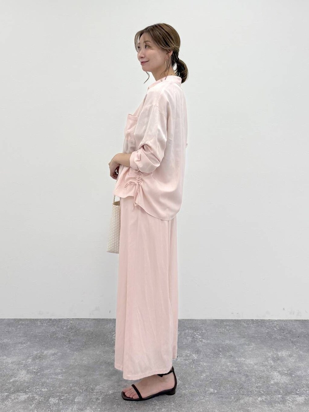 ピンク系のその他パンツ、ピンク系のシャツ/ブラウス、シルバー系のネックレスを着用したレディースの春コーディネートの3枚目の写真