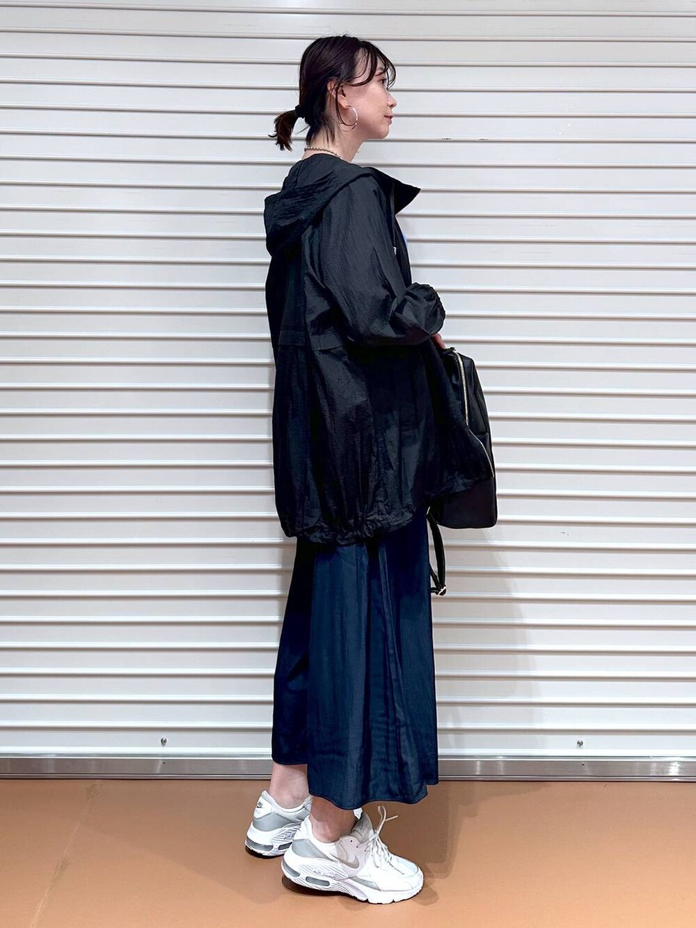 ブルー系のニット/セーター、ブラック系のバックパック/リュック、ブルー系のその他パンツを着用したレディースの夏コーディネートの3枚目の写真