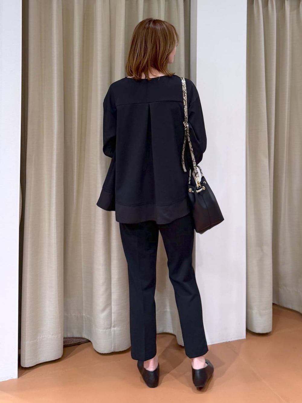 ブラック系のその他パンツ、ブラック系のパンプス、ブラック系のTシャツ/カットソーを着用したレディースの春コーディネートの4枚目の写真