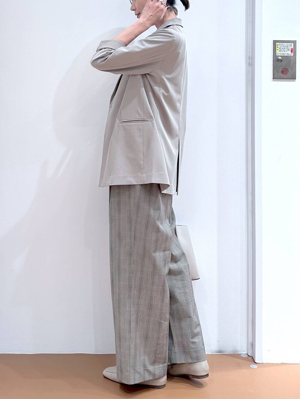 ブラウン系のその他パンツ、グレー系のハンドバッグ、ブラウン系のタンクトップを着用したレディースの秋コーディネートの6枚目の写真