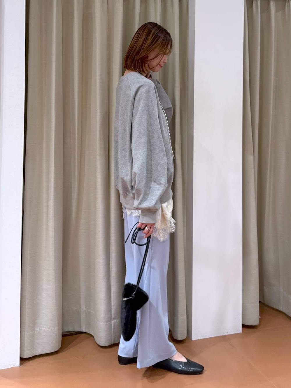 ブルー系のその他パンツ、ブラック系のパンプス、ホワイト系のキャミソールを着用したレディースの冬コーディネートの5枚目の写真