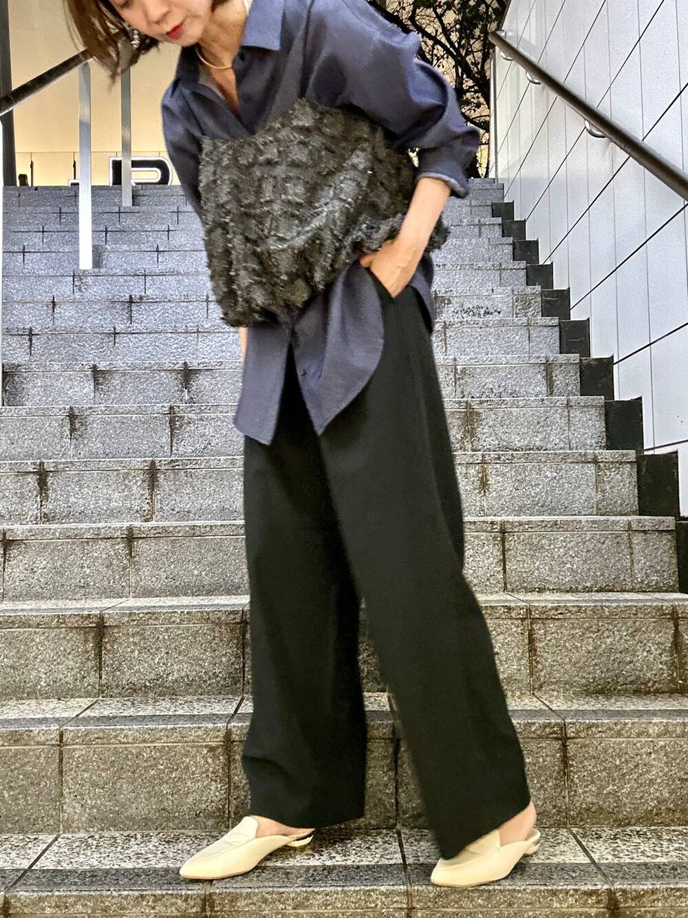 ブラック系のその他パンツ、ブルー系のシャツ/ブラウスを着用したレディースの秋コーディネートの5枚目の写真