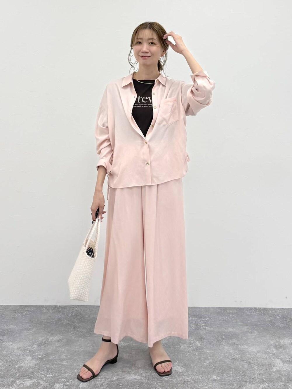 ピンク系のその他パンツ、ピンク系のシャツ/ブラウス、シルバー系のネックレスを着用したレディースの春コーディネートの2枚目の写真