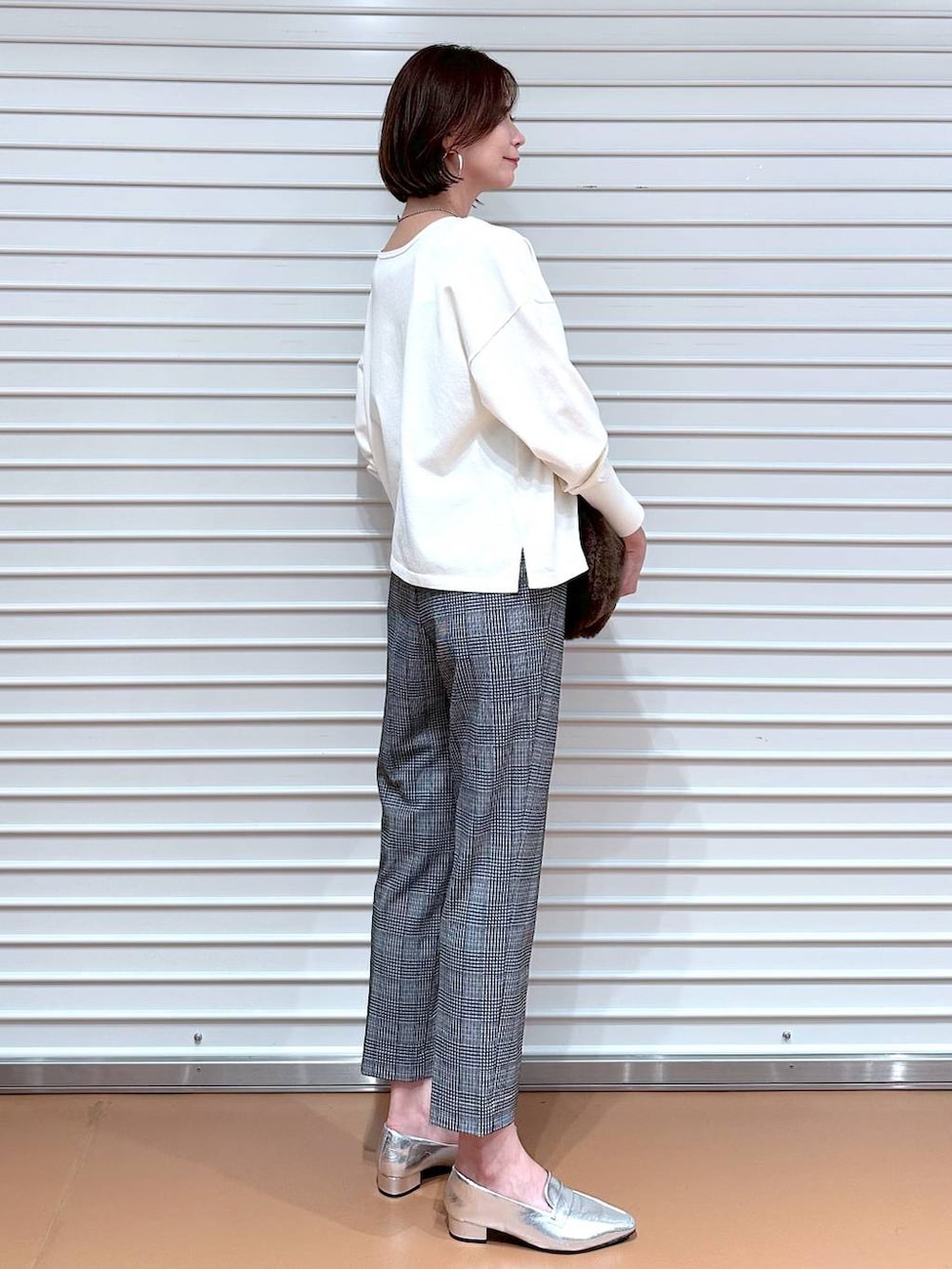 ブラック系のその他パンツ、シルバー系のローファー、シルバー系のネックレスを着用したレディースの秋コーディネートの3枚目の写真