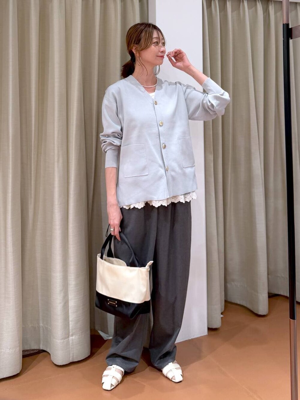 ブラウン系のカーディガン/ボレロ、ブラック系のタンクトップ、グレー系のその他パンツを着用したレディースの春コーディネートの2枚目の写真