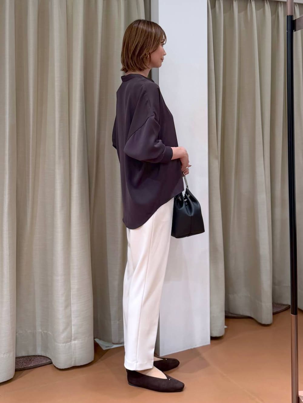 ホワイト系のその他パンツ、ブラウン系のシャツ/ブラウス、ブラウン系のパンプスを着用したレディースの秋コーディネートの5枚目の写真