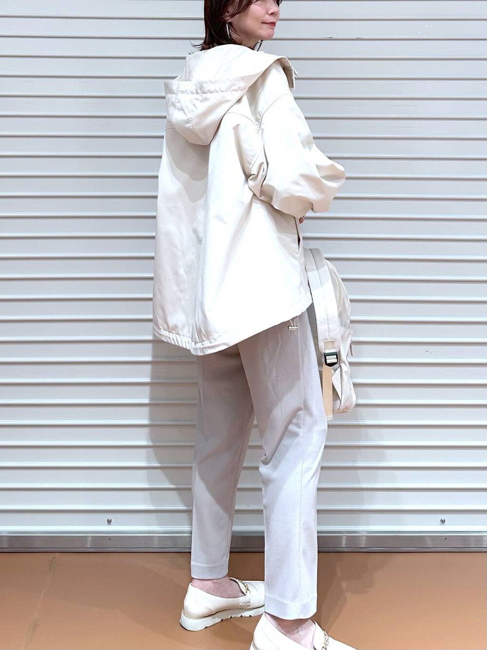 ベージュ系のその他パンツ、ブラック系のその他パンツ、ホワイト系のローファーを着用したレディースの冬コーディネートの6枚目の写真