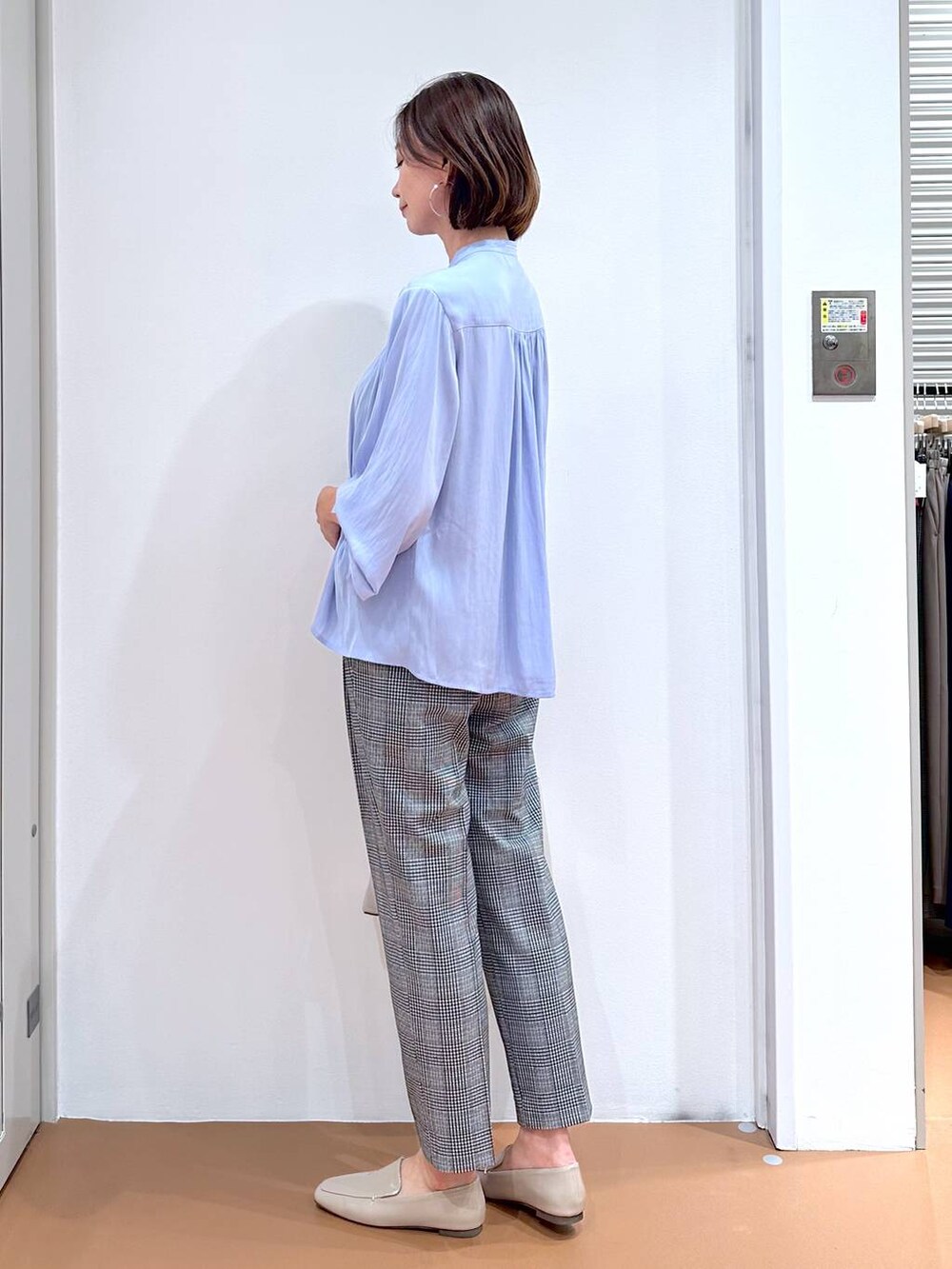 ブラック系のその他パンツ、グレー系のハンドバッグ、ブラウン系のパンプスを着用したレディースの秋コーディネートの3枚目の写真