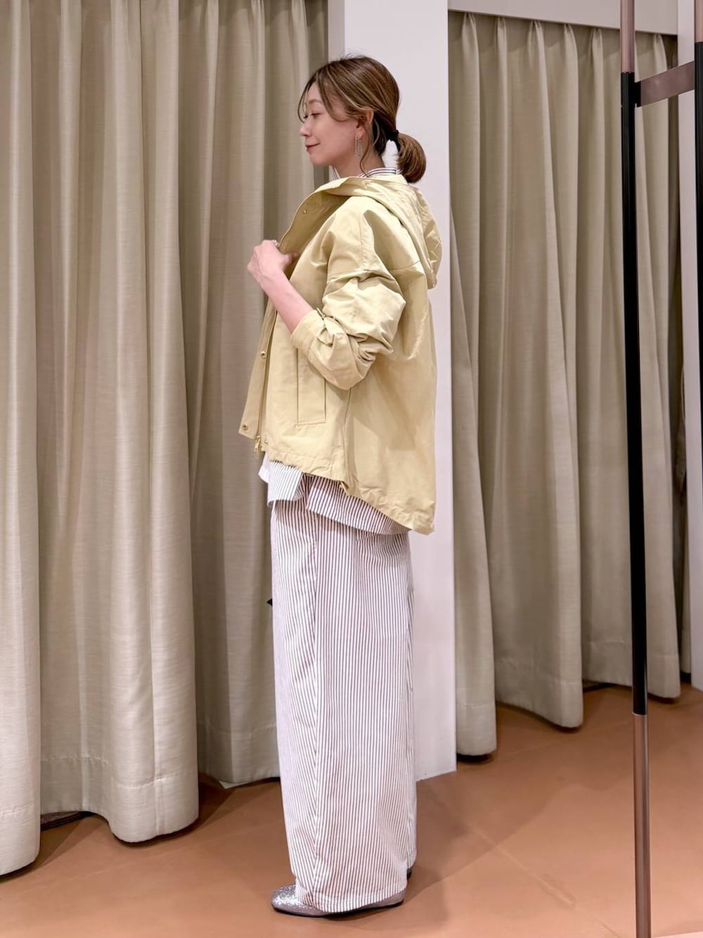 ホワイト系のTシャツ/カットソー、ブラウン系のシャツ/ブラウス、ブラウン系のその他パンツを着用したレディースの春コーディネートの3枚目の写真