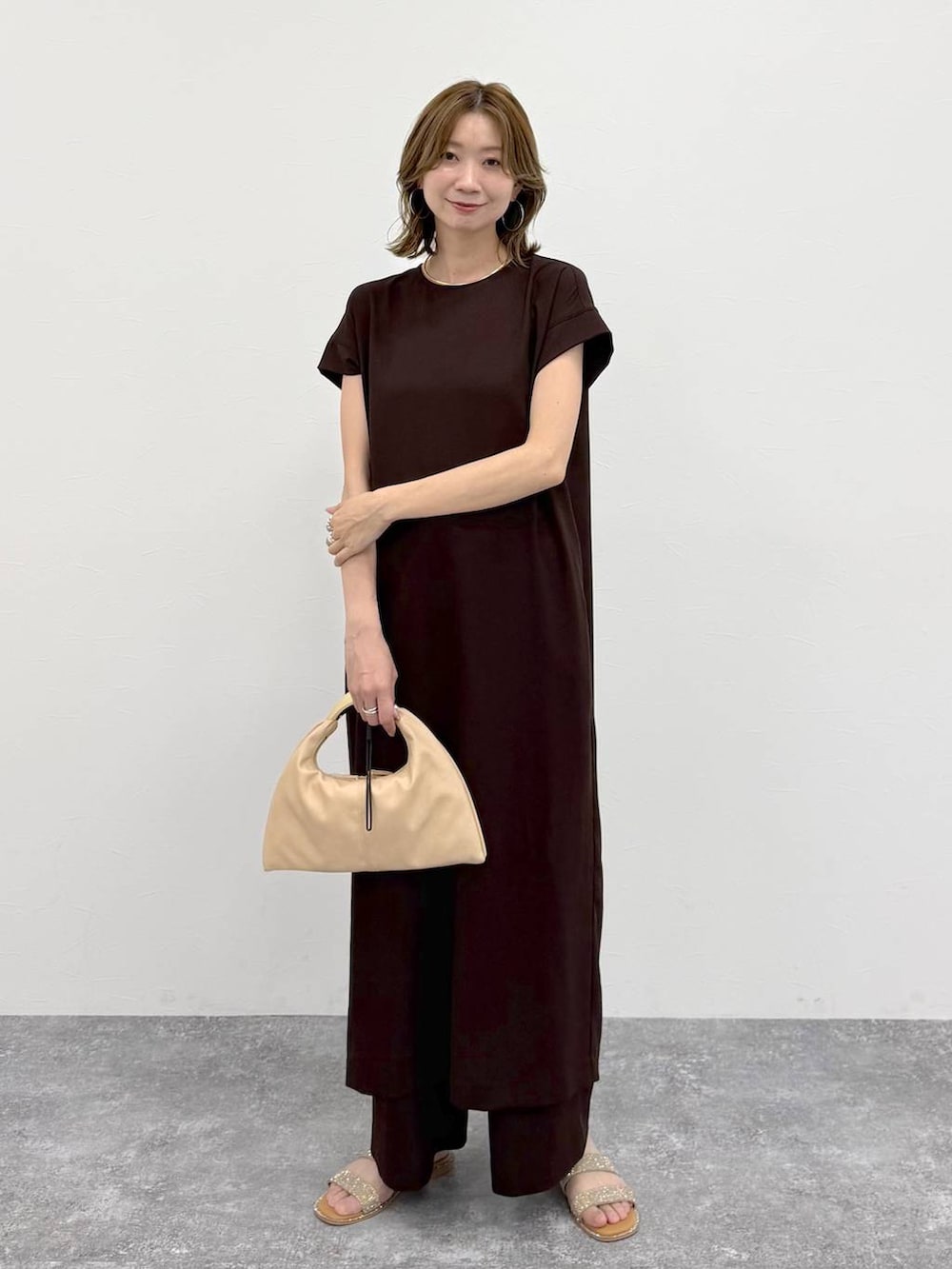 ブラウン系のその他パンツ、ブラウン系のワンピース、ゴールド系のネックレスを着用したレディースの春コーディネートの6枚目の写真