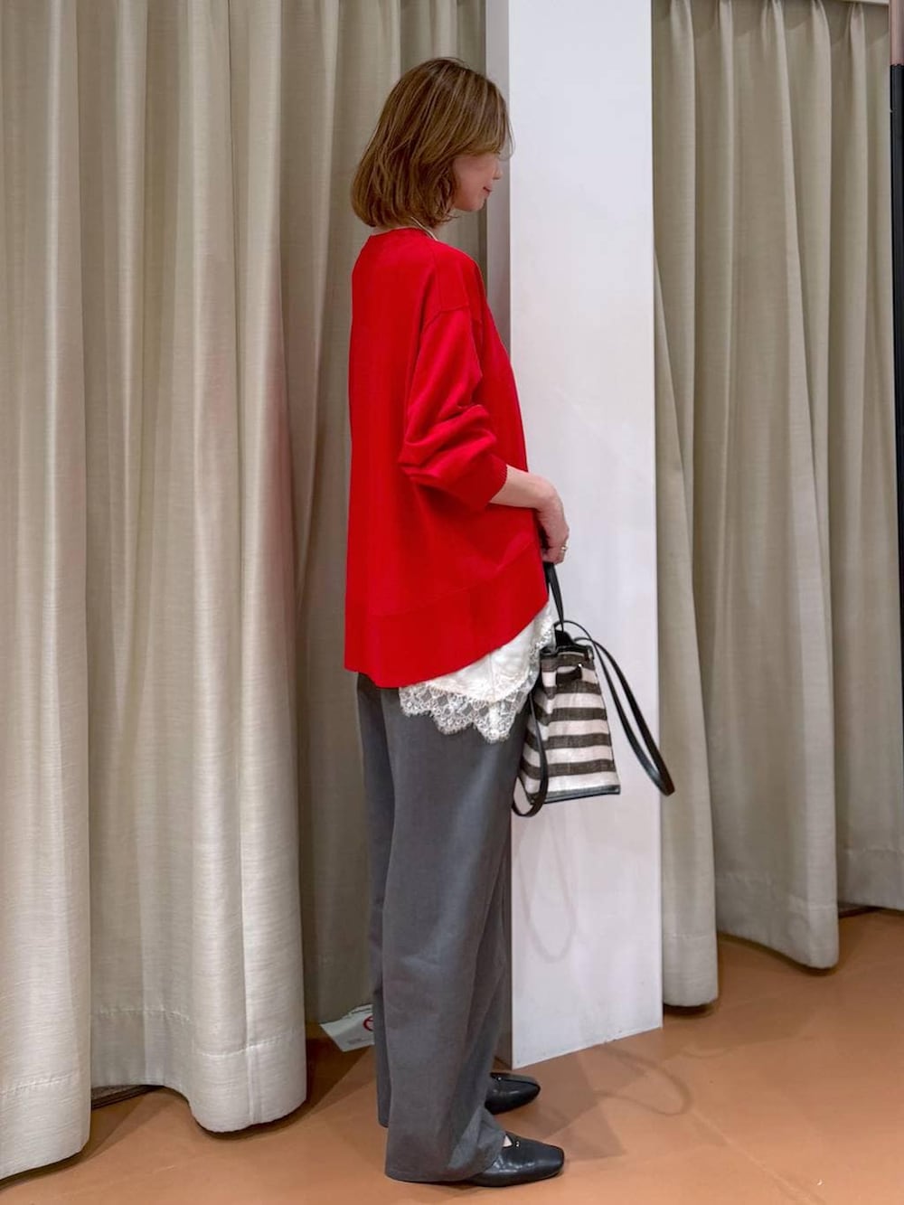 ブラック系のパンプス、ホワイト系のキャミソール、ブラック系のトートバッグを着用したレディースの春コーディネートの4枚目の写真