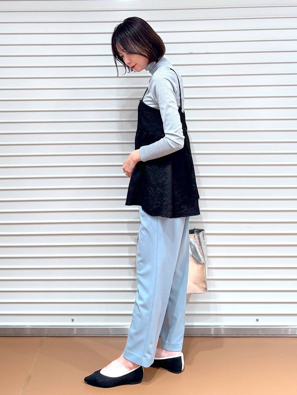 ブラック系のパンプス、グレー系のTシャツ/カットソー、グリーン系のその他パンツを着用したレディースの春コーディネートの3枚目の写真