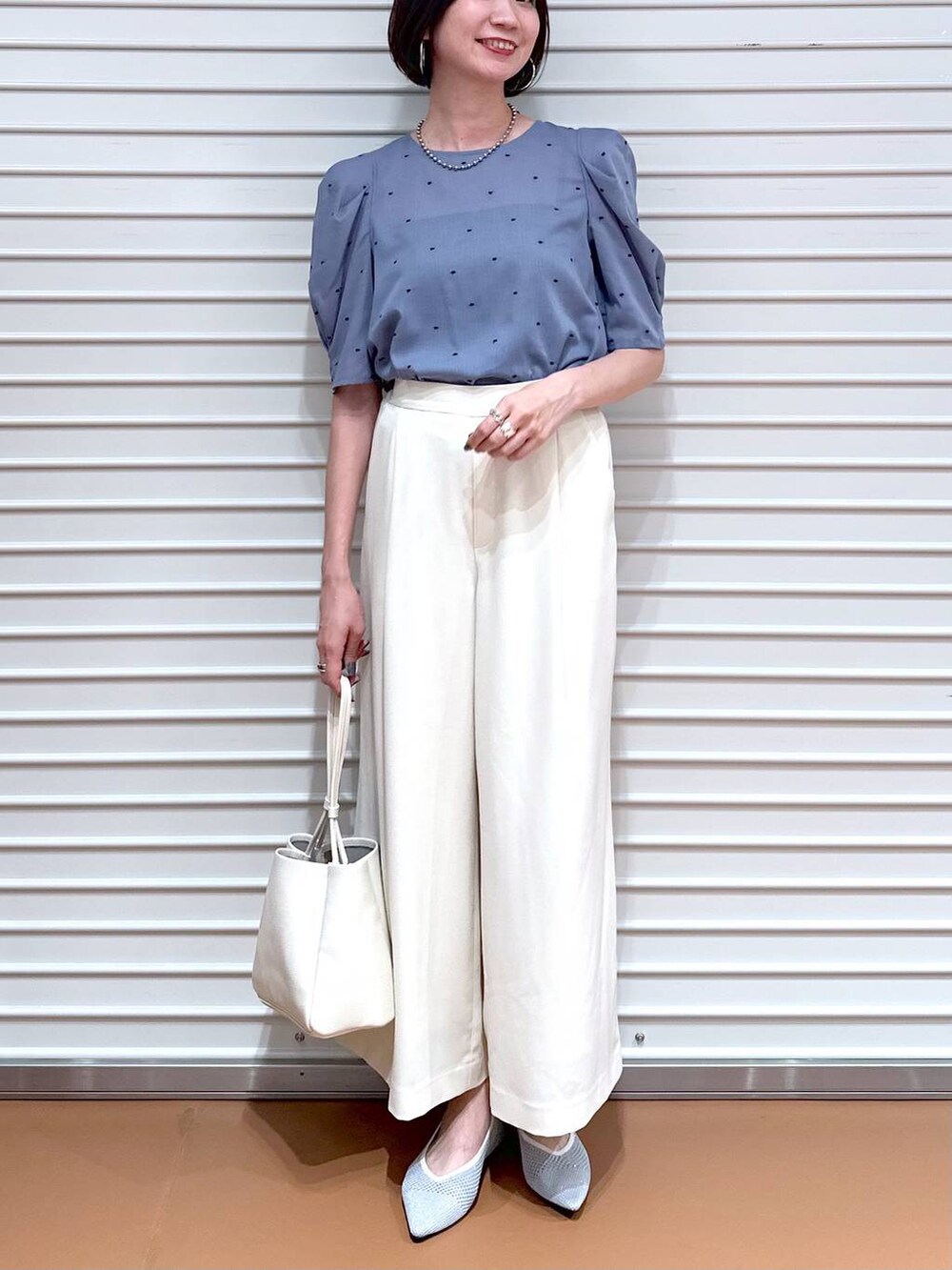 シルバー系のパンプス、ブルー系のシャツ/ブラウス、ホワイト系のその他パンツを着用したレディースの夏コーディネートの5枚目の写真