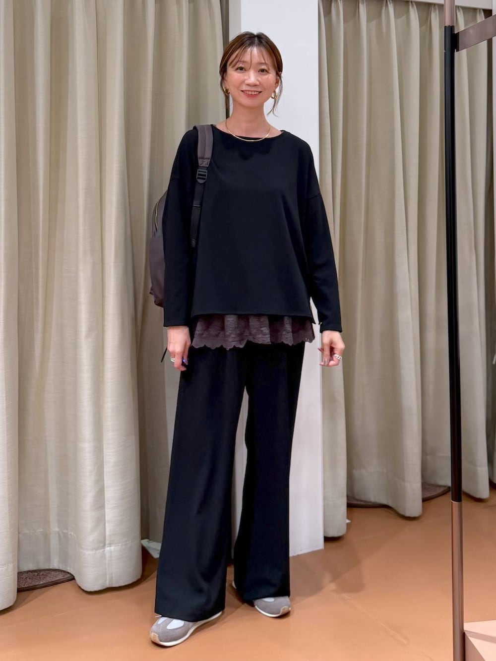 ブラック系のTシャツ/カットソー、グレー系のスニーカー、ブラック系のその他パンツを着用したレディースの秋コーディネートの6枚目の写真