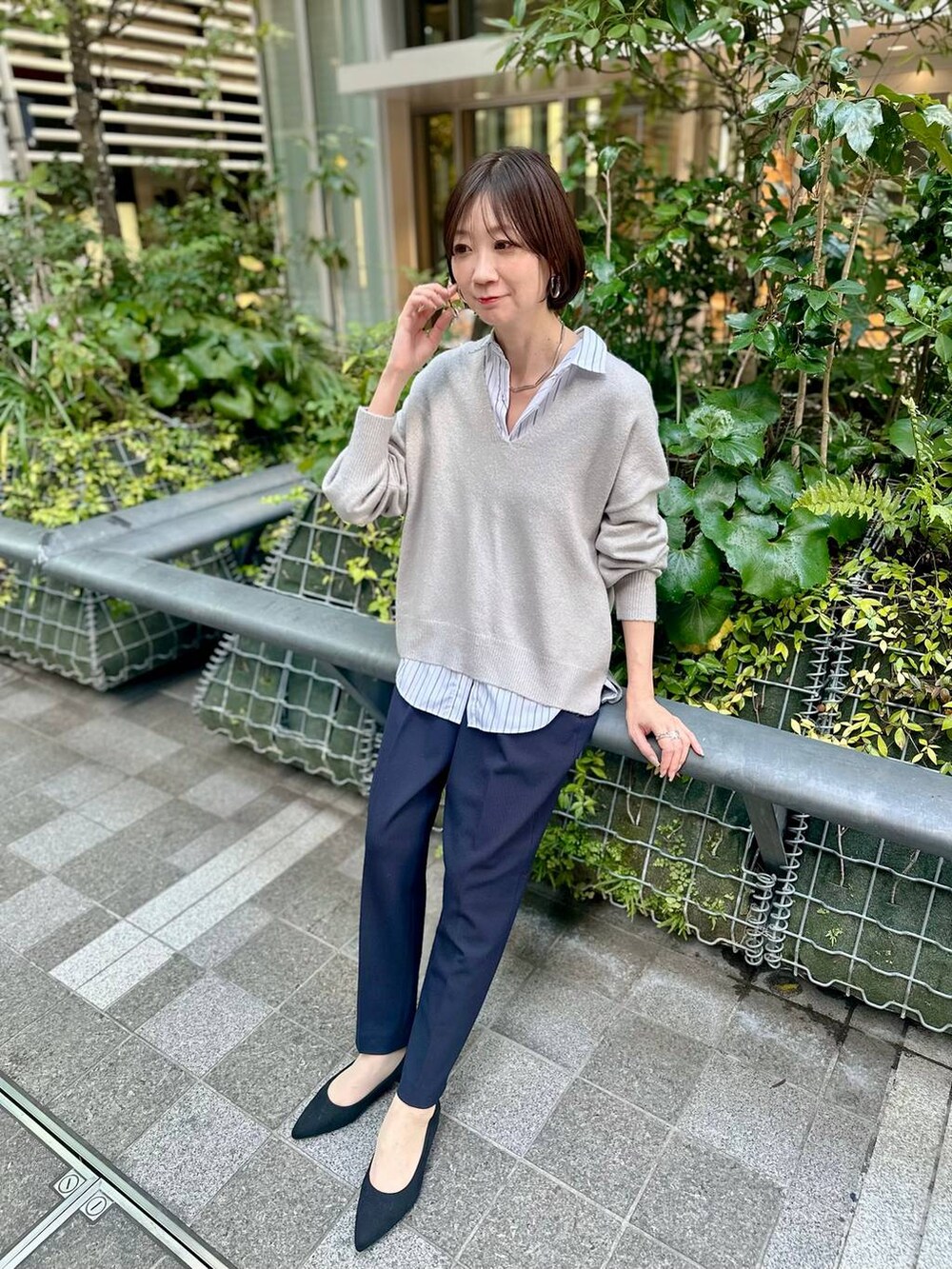 ブラック系のシャツ/ブラウス、ブルー系のその他パンツ、グレー系のニット/セーターを着用したレディースの冬コーディネートの4枚目の写真