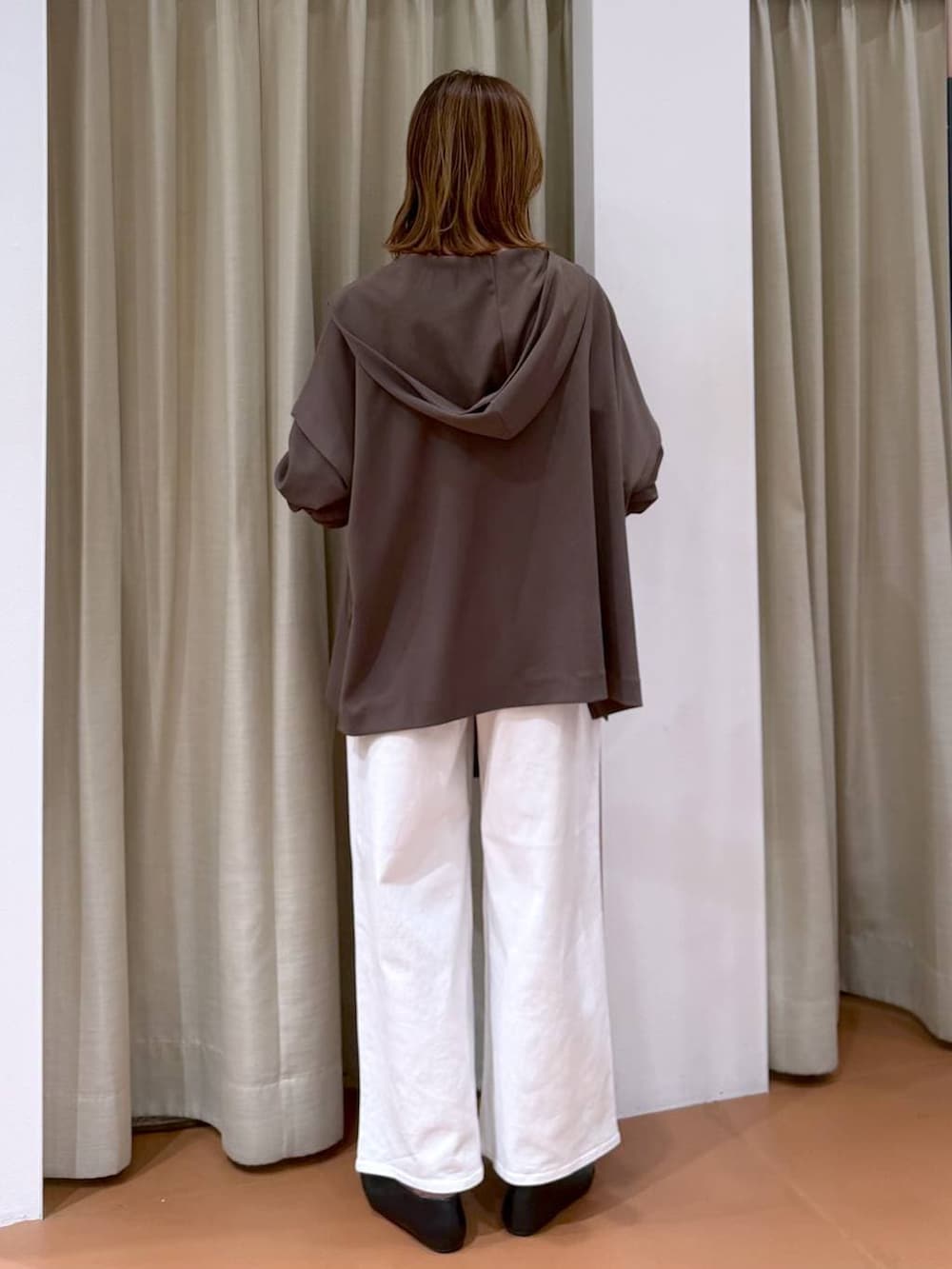 ブラック系のパンプス、ホワイト系のデニムパンツ、ブラウン系のTシャツ/カットソーを着用したレディースの春コーディネートの4枚目の写真