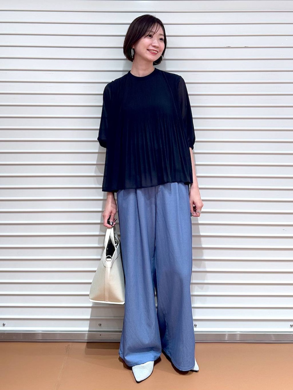 シルバー系のパンプス、ブルー系のシャツ/ブラウス、ブルー系のデニムパンツを着用したレディースの夏コーディネートの2枚目の写真