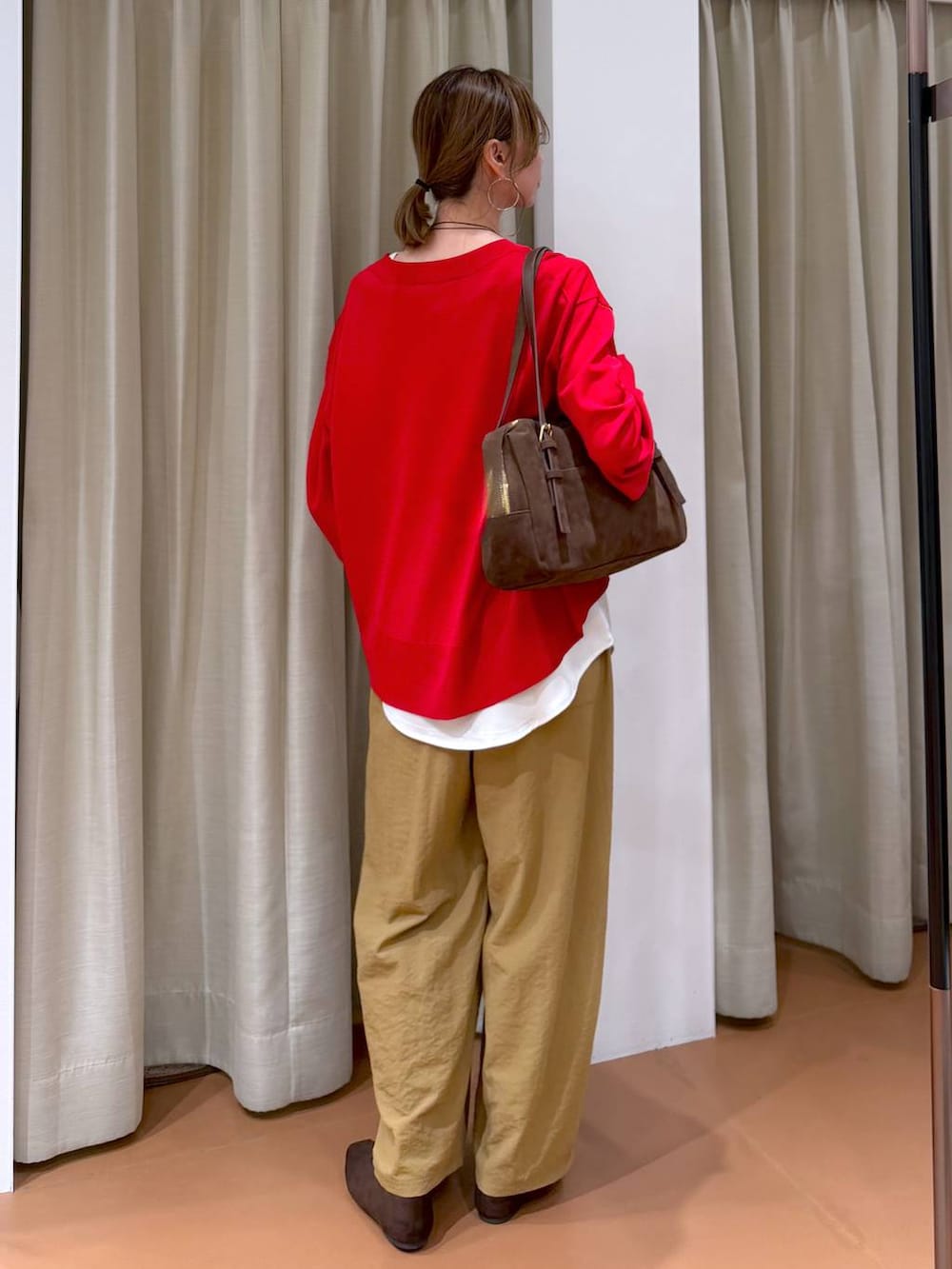 ブラウン系のパンプス、ブラウン系のボストンバッグ、イエロー系のその他パンツを着用したレディースの春コーディネートの4枚目の写真