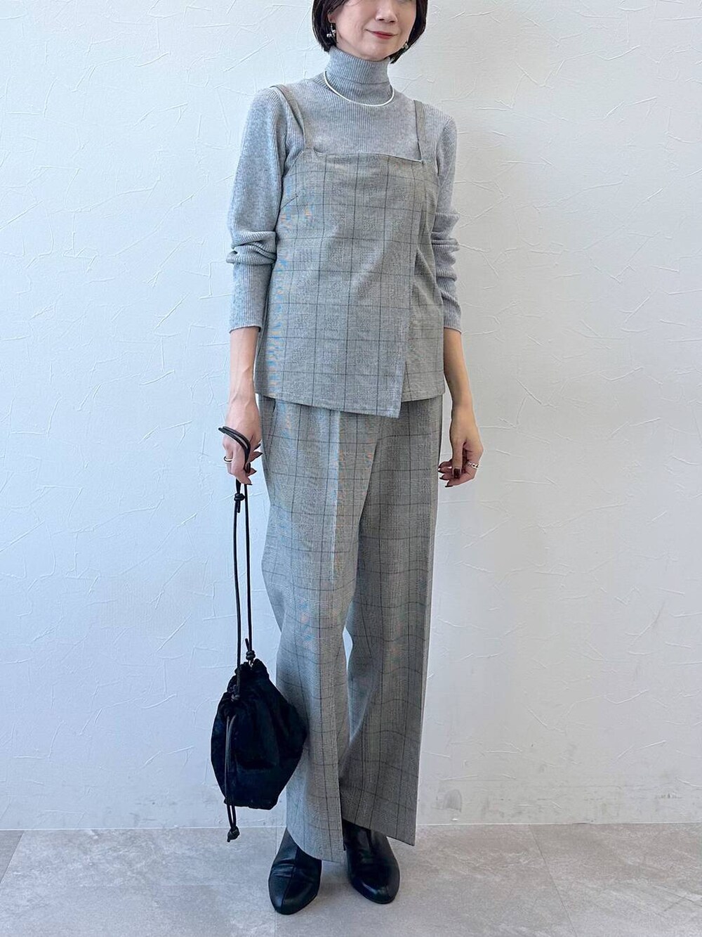 ブラック系のブーツ、グレー系のニット/セーターを着用したレディースの冬コーディネートの5枚目の写真