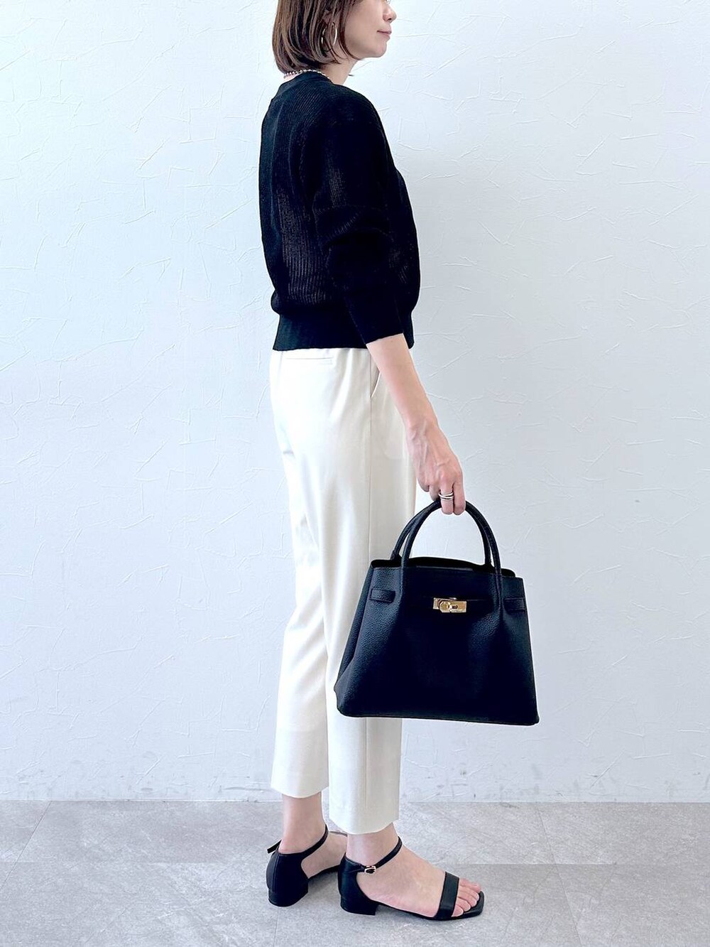 ホワイト系のその他パンツ、ホワイト系のその他パンツ、ブラック系のサンダルを着用したレディースの夏コーディネートの6枚目の写真