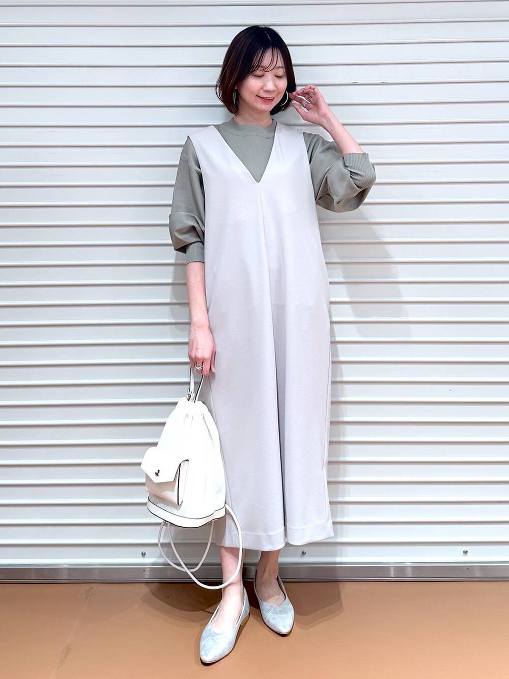 ベージュ系のジャンパースカート、ベージュ系のジャンパースカート、シルバー系のパンプスを着用したレディースの夏コーディネートの2枚目の写真