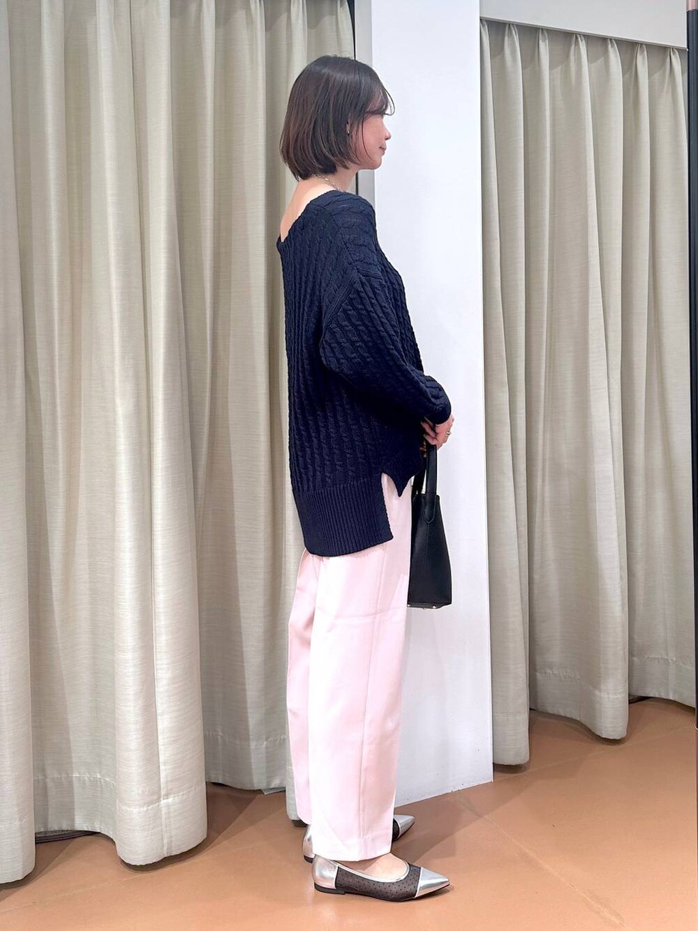 ブルー系のニット/セーター、ブラック系のハンドバッグ、シルバー系のパンプスを着用したレディースの冬コーディネートの3枚目の写真