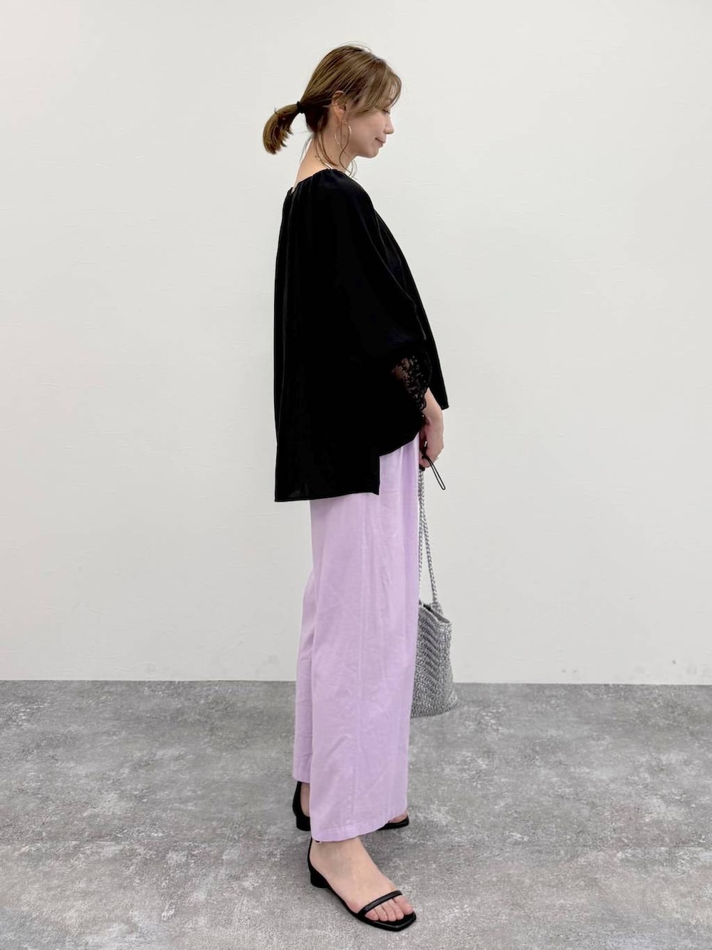 ピンク系のその他パンツ、ブラック系のシャツ/ブラウス、シルバー系のネックレスを着用したレディースの春コーディネートの3枚目の写真