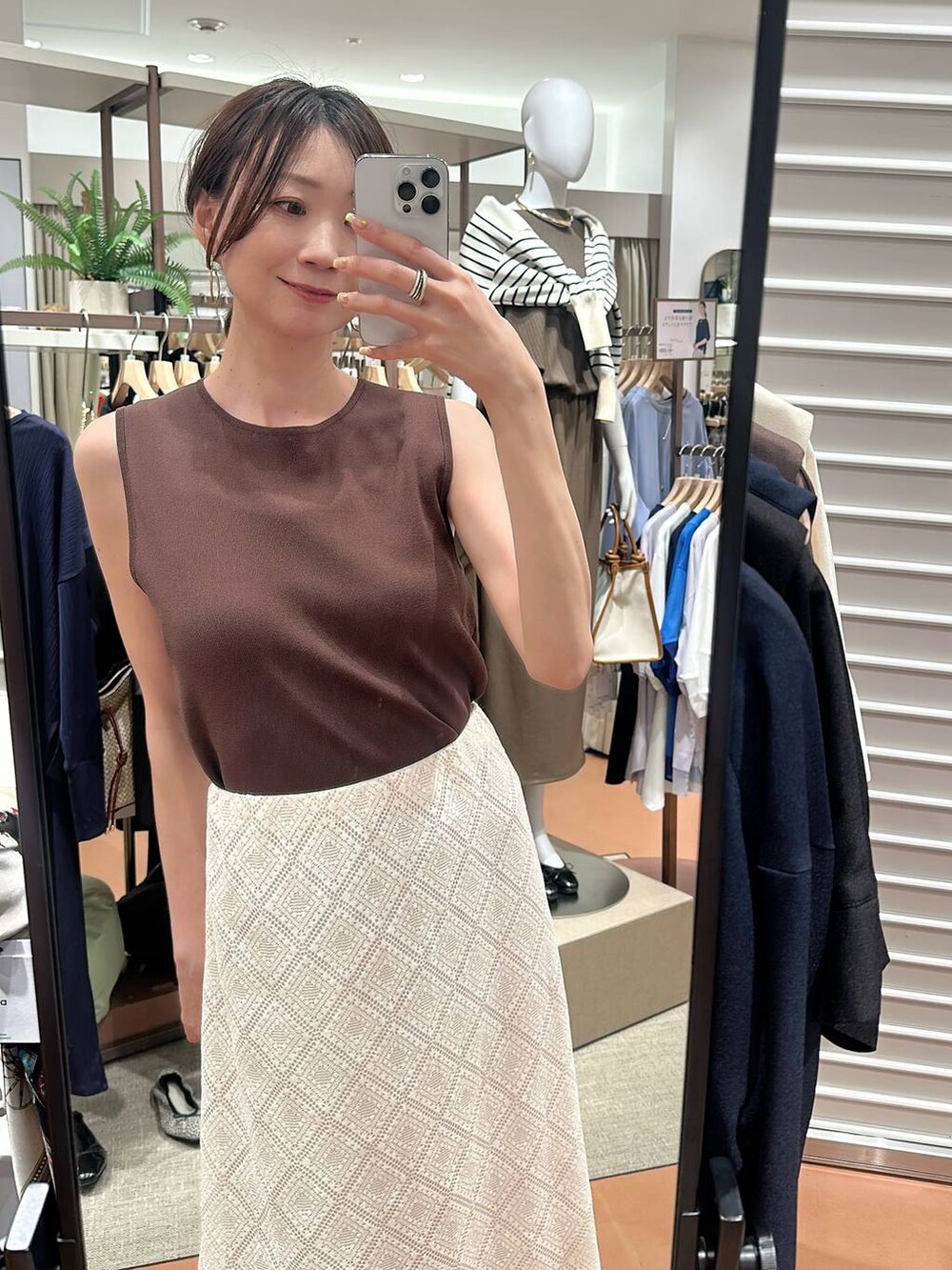 ブラウン系のカーディガン/ボレロ、ブラウン系のニット/セーター、ホワイト系のパンプスを着用したレディースの春コーディネートの9枚目の写真