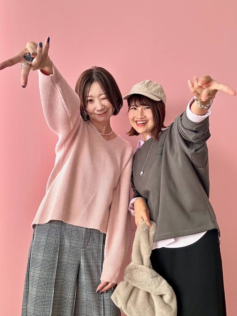 ブラック系のその他パンツを着用したレディースの秋コーディネートの9枚目の写真