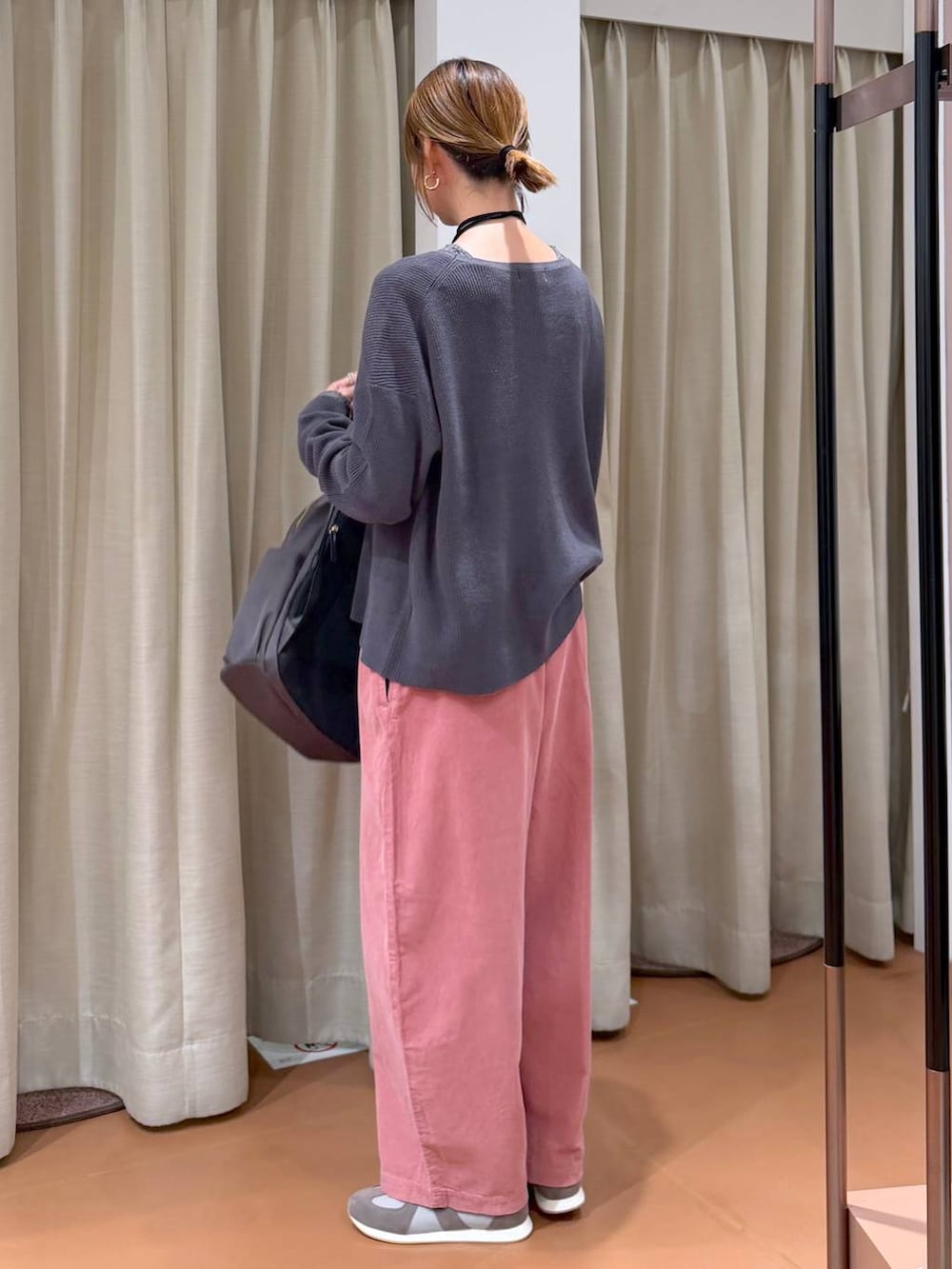 ピンク系のその他パンツ、グレー系のニット/セーター、グレー系のスニーカーを着用したレディースの秋コーディネートの4枚目の写真