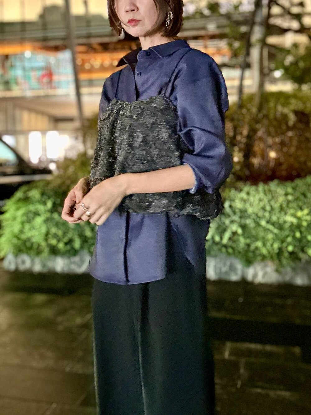 ブラック系のその他パンツ、ブルー系のシャツ/ブラウスを着用したレディースの秋コーディネートの8枚目の写真