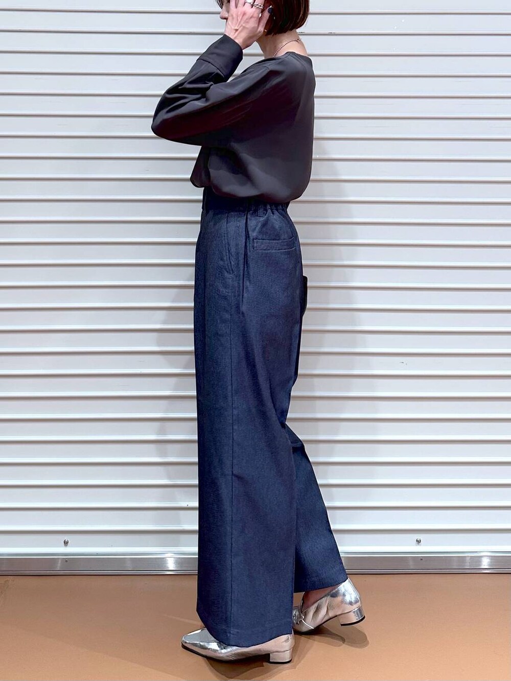 シルバー系のローファー、ブルー系のデニムパンツ、グレー系のTシャツ/カットソーを着用したレディースの秋コーディネートの6枚目の写真