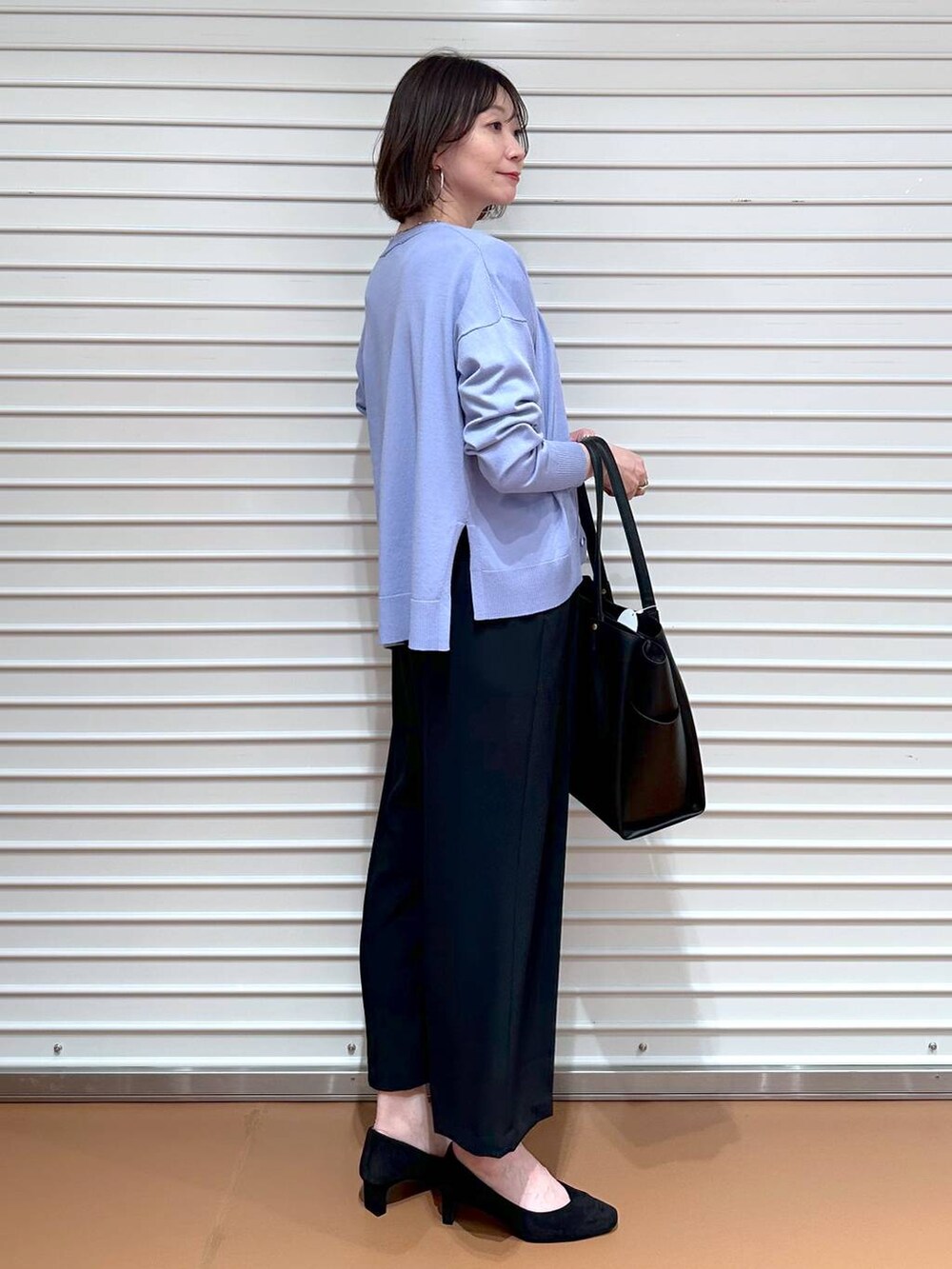 ブラック系のトートバッグ、ブルー系のその他パンツ、ブルー系のその他パンツを着用したレディースの春コーディネートの3枚目の写真