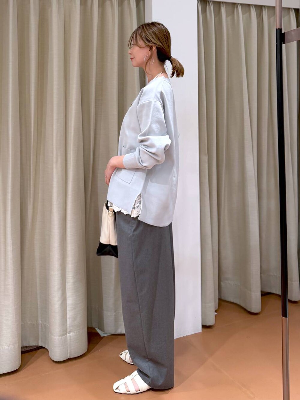 ブラウン系のカーディガン/ボレロ、ブラック系のタンクトップ、グレー系のその他パンツを着用したレディースの春コーディネートの3枚目の写真