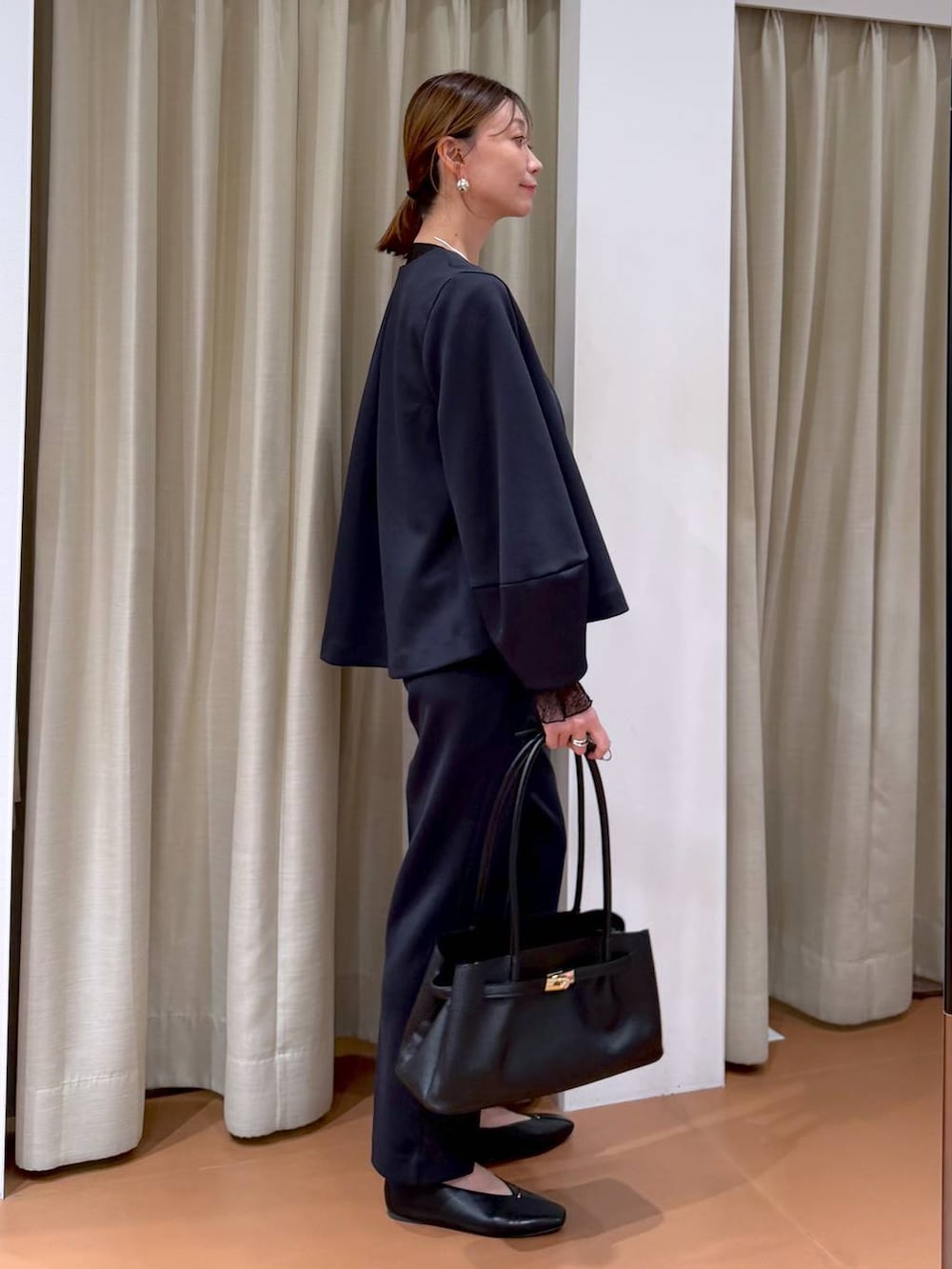 ホワイト系のパンプス、ブルー系のその他パンツ、ブルー系のノーカラージャケットを着用したレディースの冬コーディネートの5枚目の写真