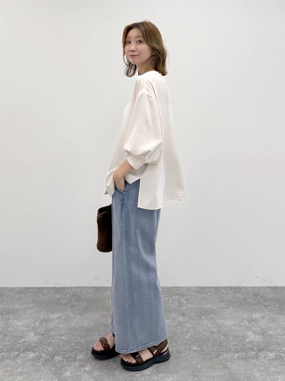 ブルー系のデニムパンツ、ホワイト系のシャツ/ブラウスを着用したレディースの春コーディネートの3枚目の写真