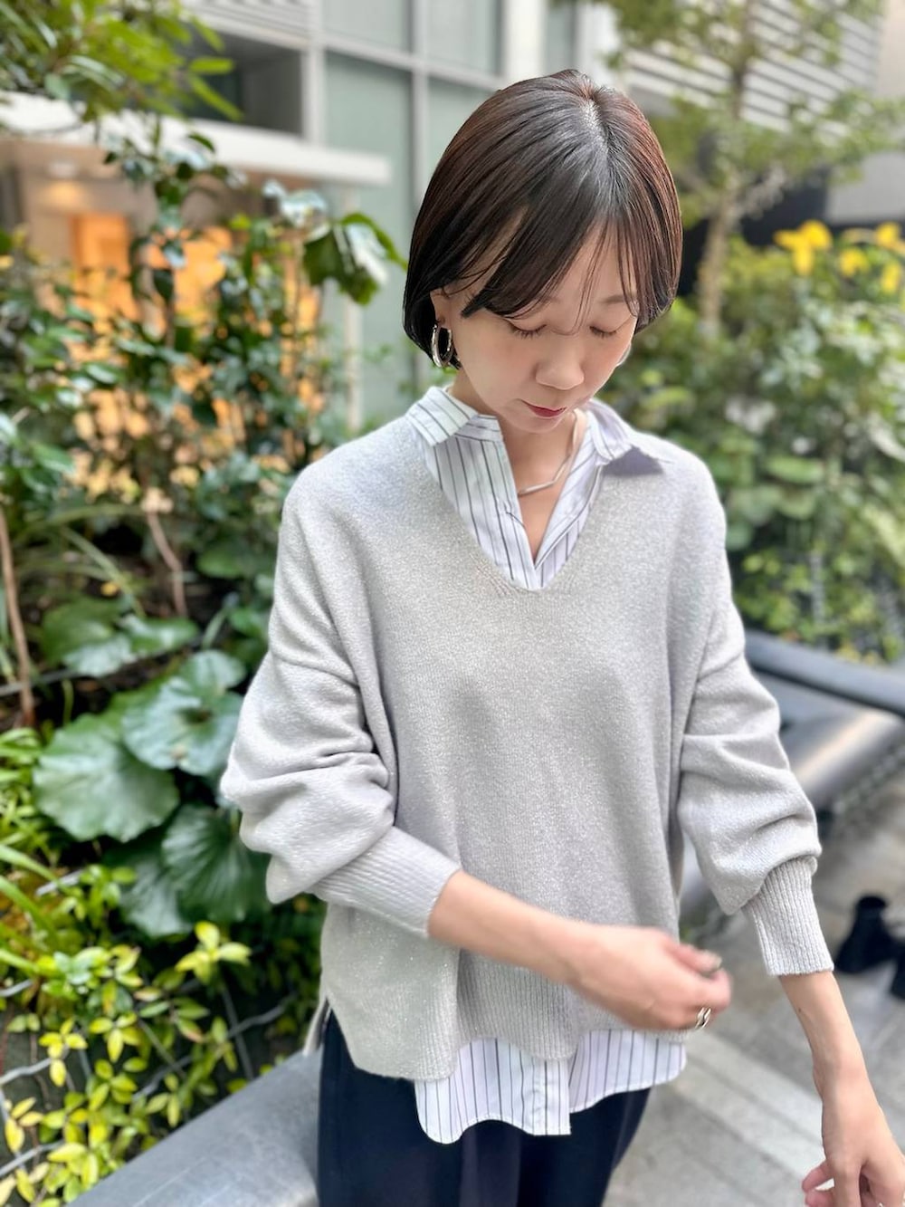 ブラック系のシャツ/ブラウス、ブルー系のその他パンツ、グレー系のニット/セーターを着用したレディースの冬コーディネートの3枚目の写真