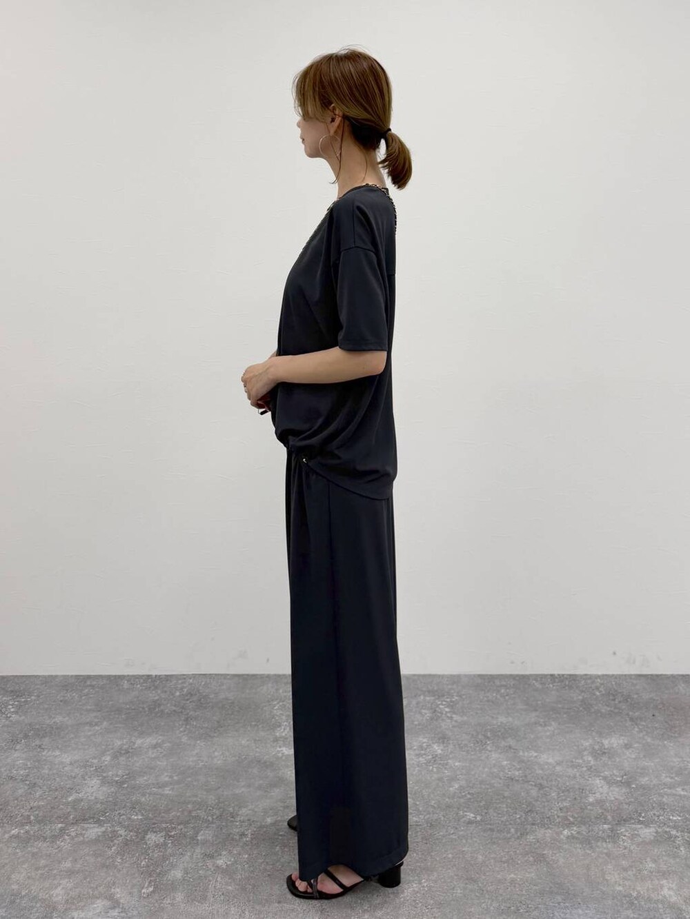 グレー系のその他パンツ、グレー系のシャツ/ブラウスを着用したレディースの春コーディネートの5枚目の写真