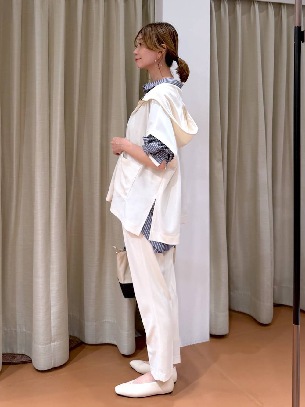 ホワイト系のその他パンツ、ホワイト系のパンプス、ブルー系のシャツ/ブラウスを着用したレディースの春コーディネートの3枚目の写真