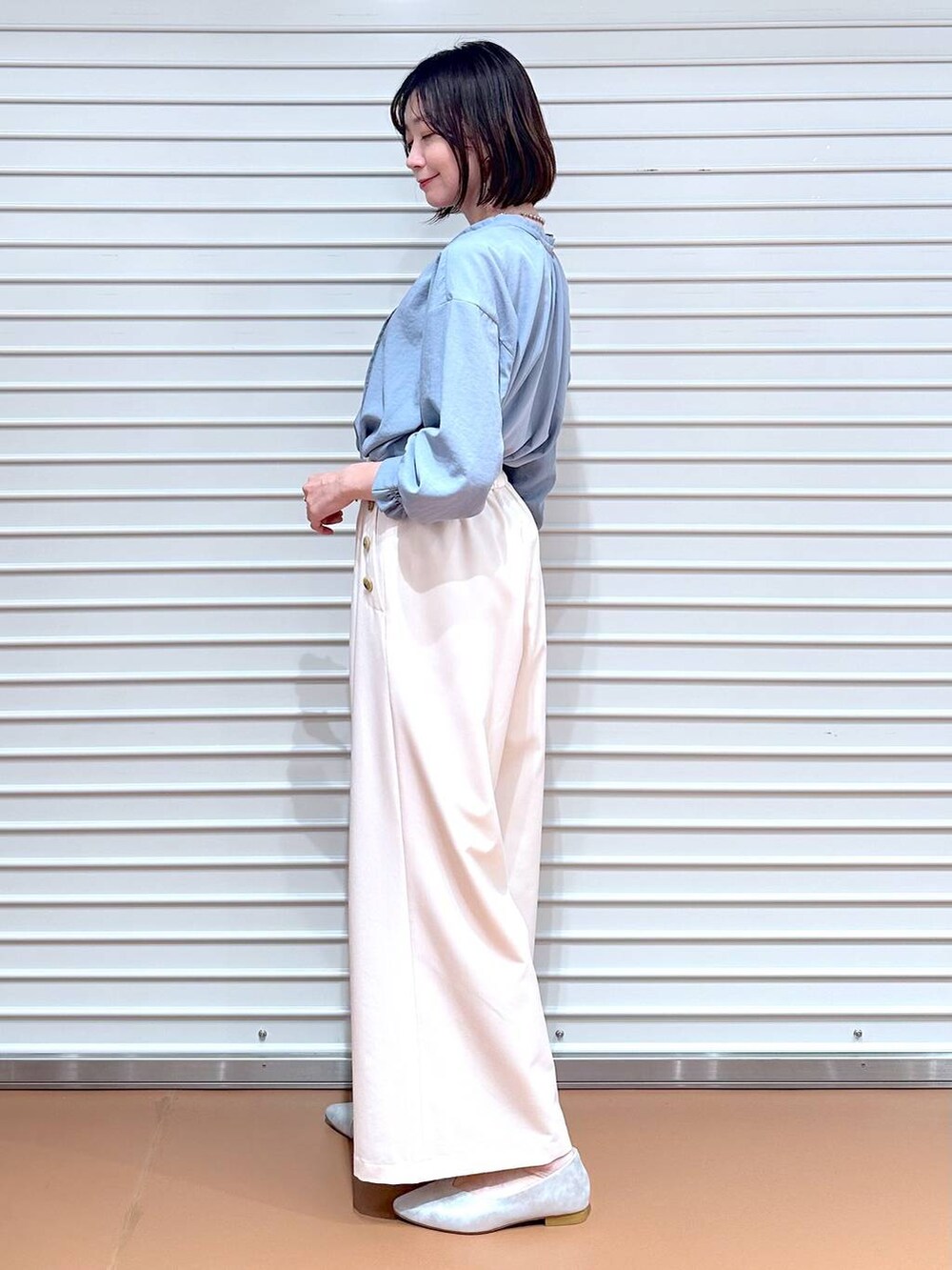 ブルー系のシャツ/ブラウス、シルバー系のパンプス、ホワイト系のその他パンツを着用したレディースの春コーディネートの3枚目の写真