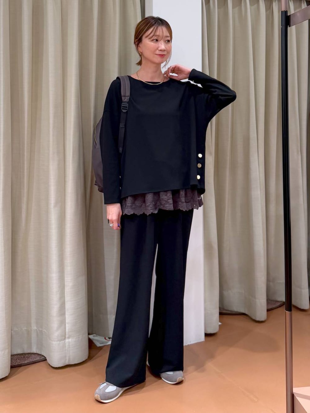 ブラック系のTシャツ/カットソー、グレー系のスニーカー、ブラック系のその他パンツを着用したレディースの秋コーディネートの2枚目の写真