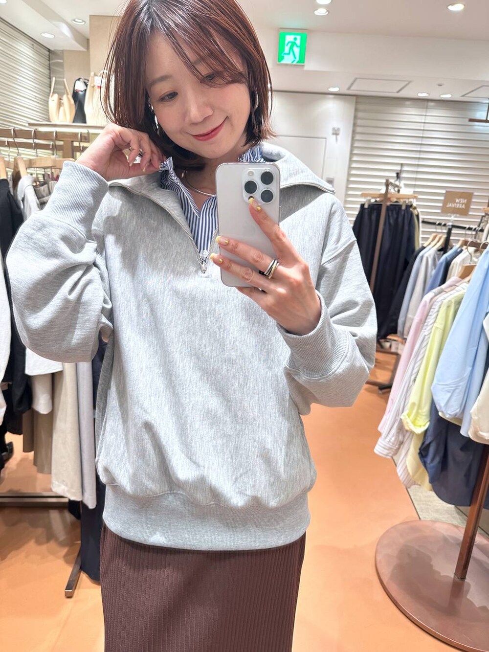ブラウン系のスカート、グレー系のTシャツ/カットソー、ブルー系のシャツ/ブラウスを着用したレディースの春コーディネートの8枚目の写真