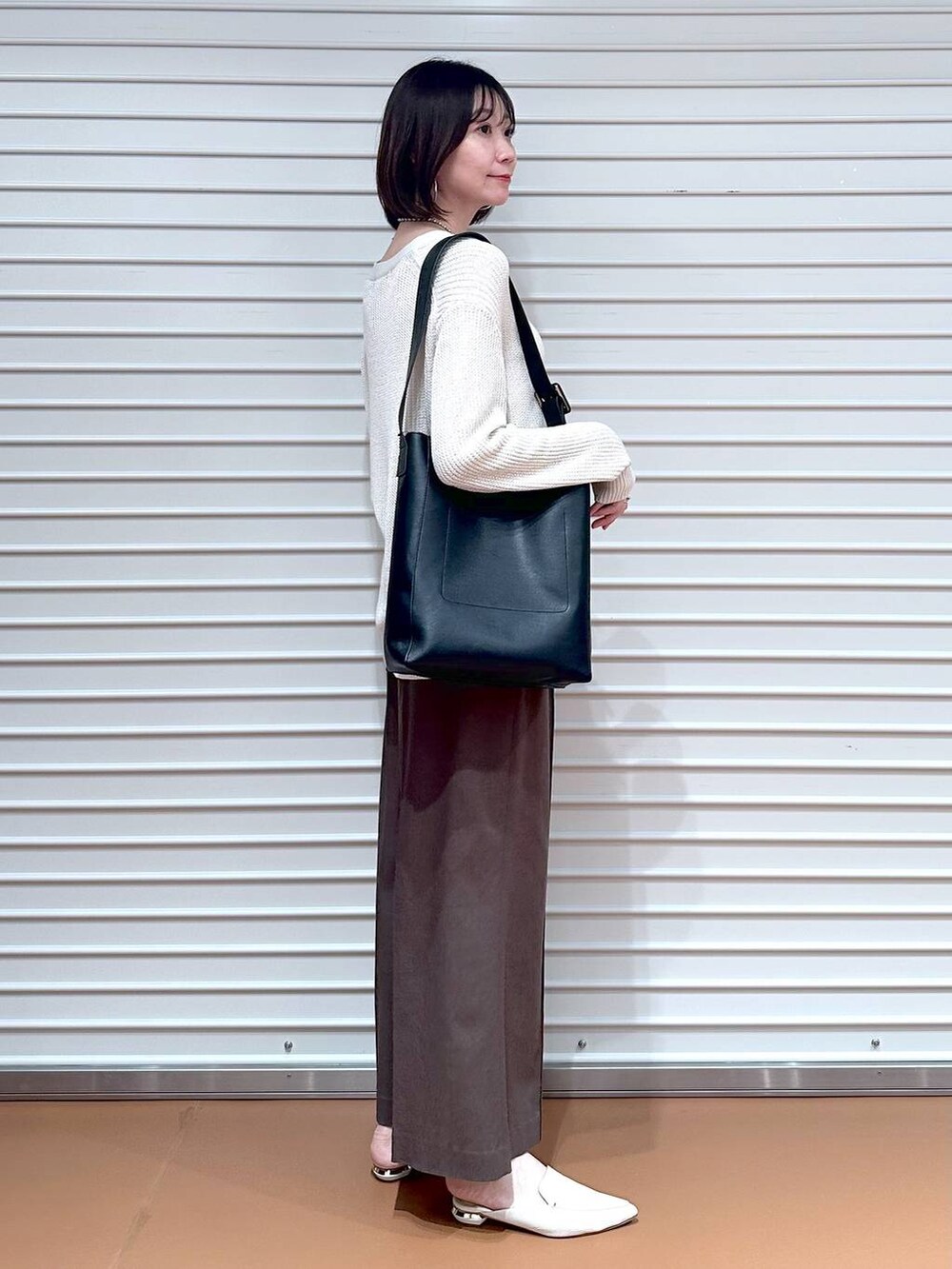 ブラウン系のその他パンツ、ブラウン系のその他パンツ、ブラック系のハンドバッグを着用したレディースの春コーディネートの5枚目の写真