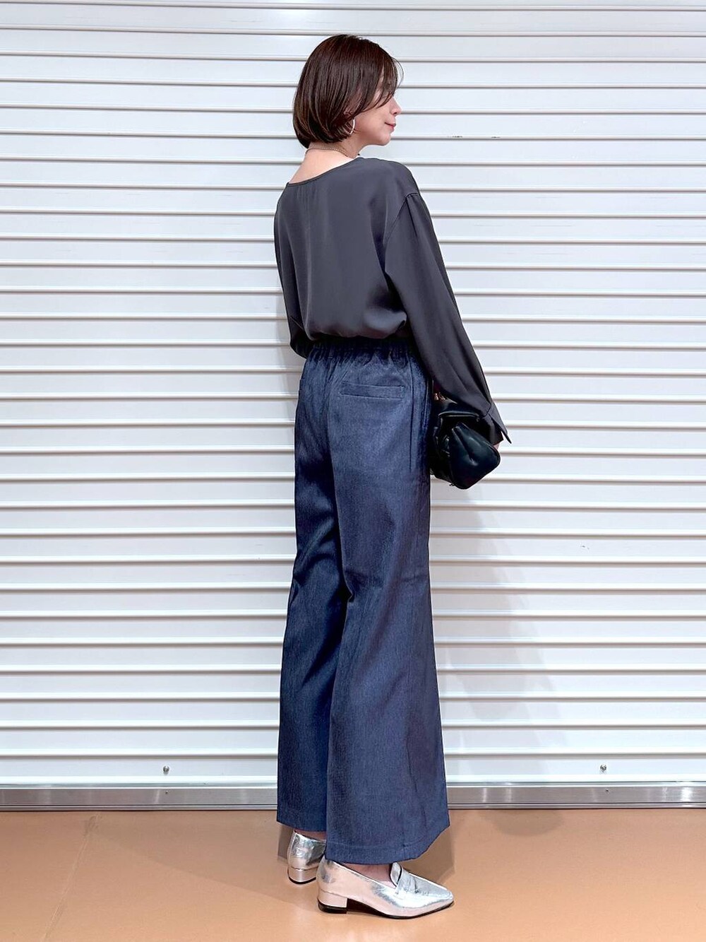 シルバー系のローファー、ブルー系のデニムパンツ、グレー系のTシャツ/カットソーを着用したレディースの秋コーディネートの3枚目の写真