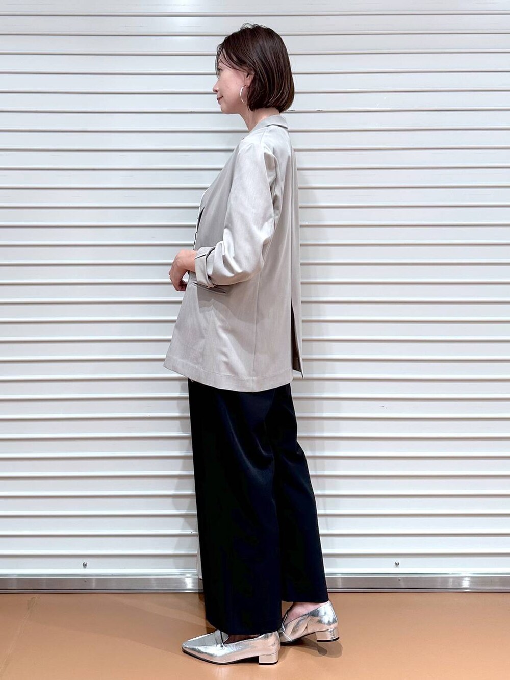 ブラック系のその他パンツ、ホワイト系のTシャツ/カットソー、グレー系のトートバッグを着用したレディースの夏コーディネートの3枚目の写真