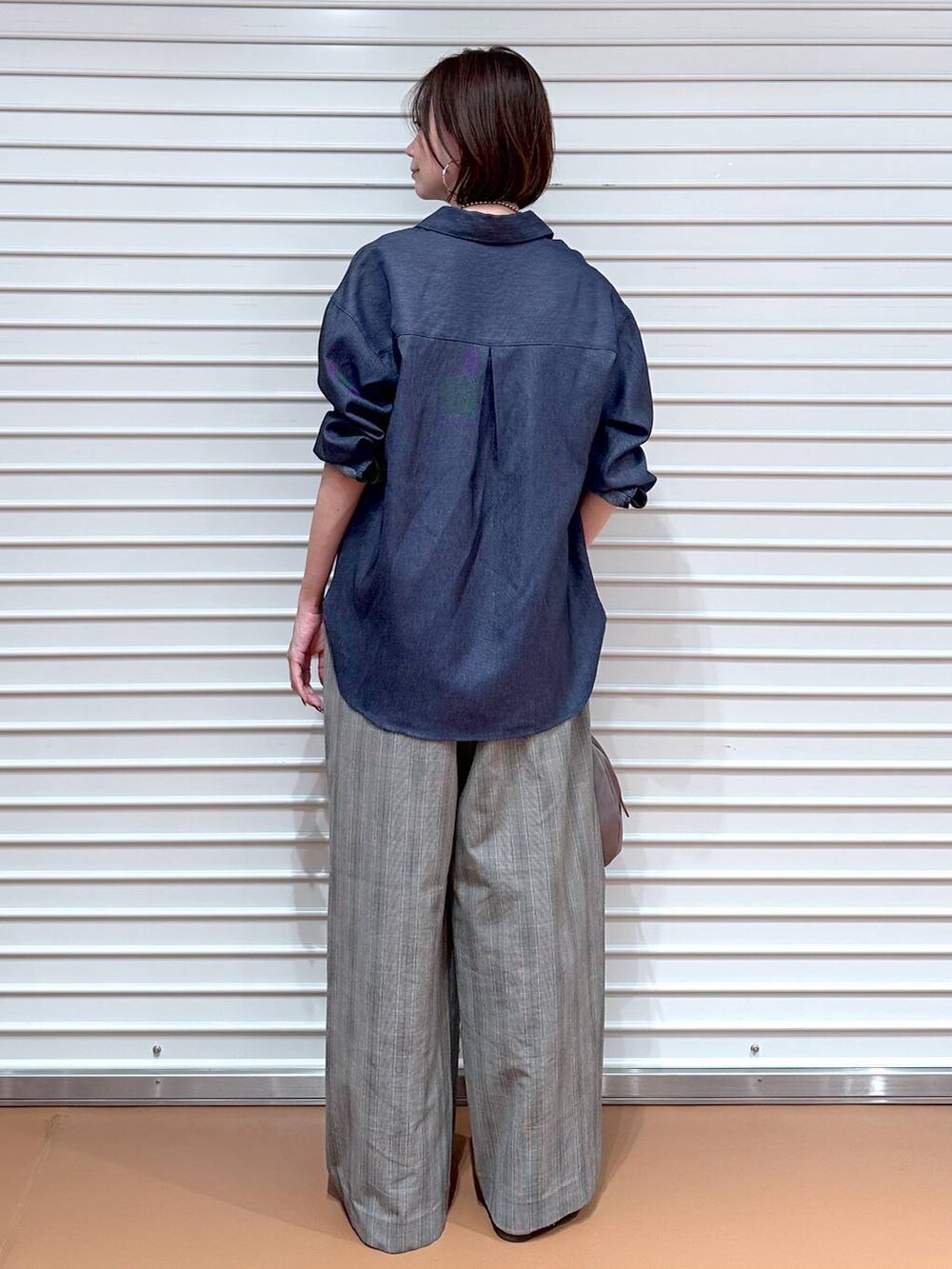 ブラウン系のその他パンツ、ベージュ系のハンドバッグ、ブラウン系のタンクトップを着用したレディースの秋コーディネートの4枚目の写真